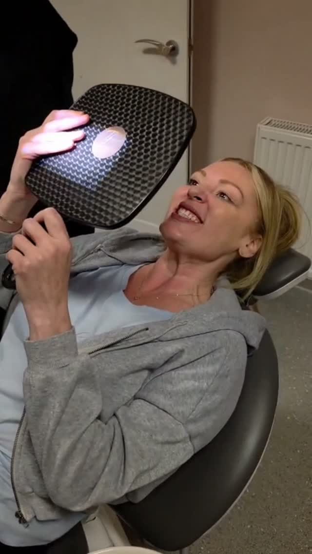 A brighter smile in just 30 MINUTES!? 😱✨ This patient came to me wanting to achieve a brighter smile, and in just one session we delivered.…